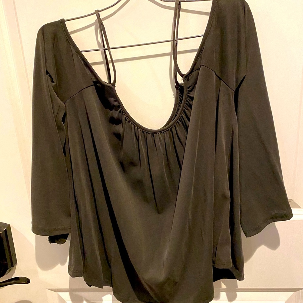 Cold shoulder Sm flowy olive blouse